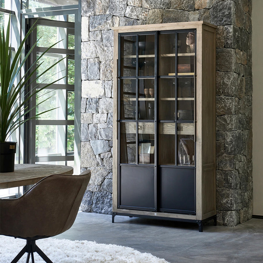 Hoxton loft vitrin enteriőrben fekete fém keretes üvegajtókkal