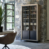 Hoxton loft vitrin enteriőrben fekete fém keretes üvegajtókkal