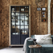 Hoxton vitrin rusztikus fal előtt nappali környezetben