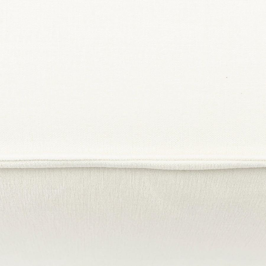 Törtfehér színvilágú, elegáns, fehér kárpitos, kortárs design moduláris kanapé puff-lábzsámoly eleme.