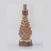 Faragott fahatású, natúr színű, fenyőtoboz formájú gyertyatartó.