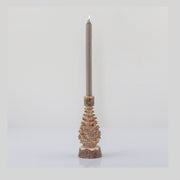Faragott fahatású, natúr színű, fenyőtoboz formájú gyertyatartó.