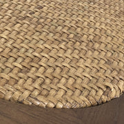 Thonet ihletésű, barna színű, tölgyfából és rattanból készült karosszék.