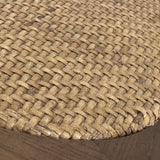 Thonet ihletésű, barna színű, tölgyfából és rattanból készült karosszék.