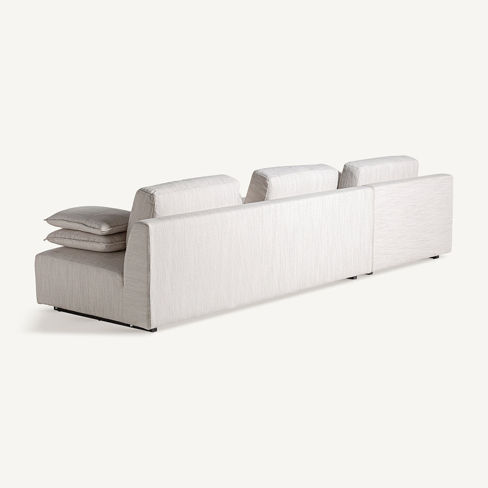 TRAUN design kanapé hátsó nézetben, törtfehér kárpittal