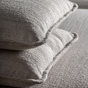 TRAUN kanapé díszpárnák közelről, strukturált anyagból