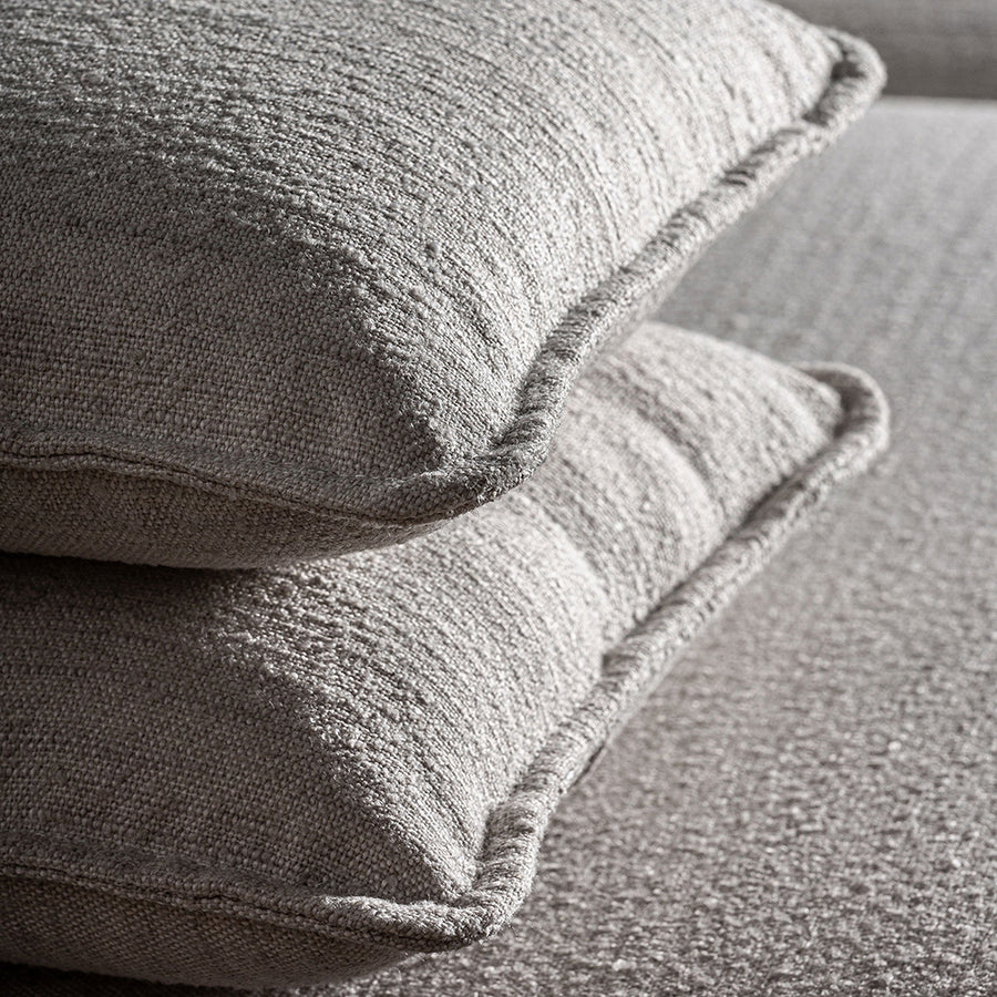 TRAUN kanapé díszpárnák közelről, strukturált anyagból