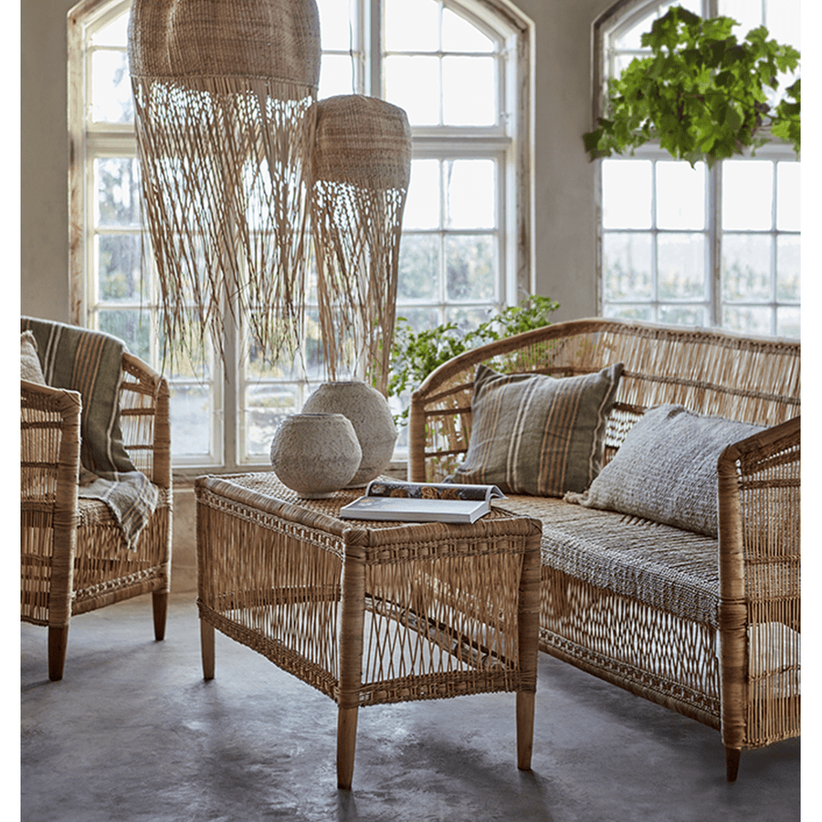 Kézműves, háromszemélyes rattan kanapé.