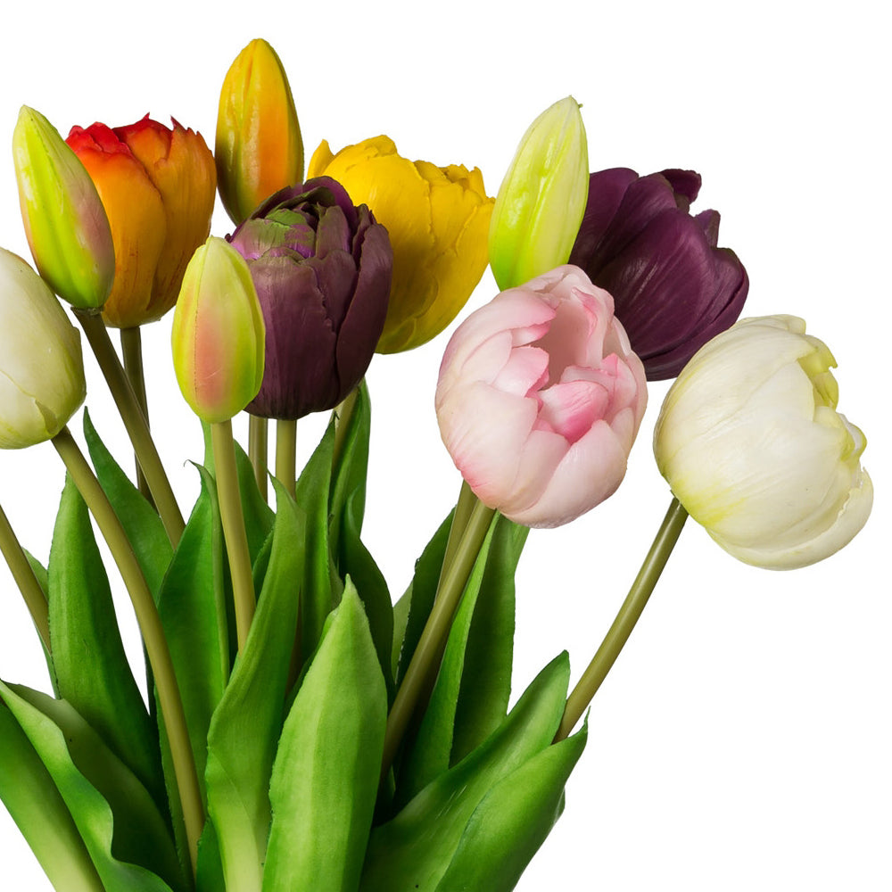 Mesterséges tulipáncsokor vegyes színű virágfejekkel és zöld levelekkel, részlet