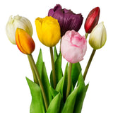 Mesterséges tulipáncsokor vegyes színű virágfejekkel és zöld levelekkel, részlet