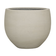 Urban Jumbo Orb M kaspó mosott bézs színben, 110 cm átmérőjű, betonhatású ficonstone óriás kaspó kültérre és beltérre.