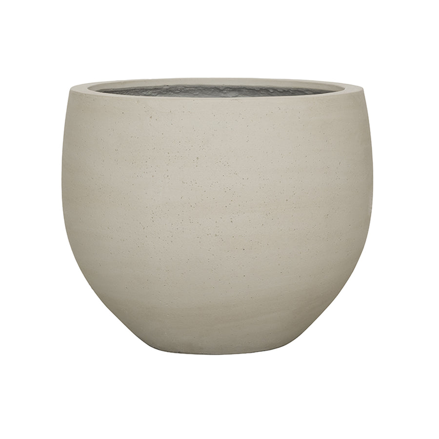 Urban Jumbo Orb S kaspó mosott bézs színben, 87 cm átmérőjű, betonhatású ficonstone óriás kaspó kültérre és beltérre.