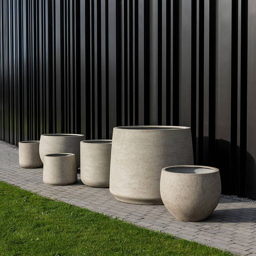 Urban kaspócsalád kültéri elrendezésben, fekete fal előtt – többféle forma és méret együtt