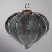 Elegáns megjelenésű, antik szürke színű, hagyma formájú üveg karácsonyfadísz.