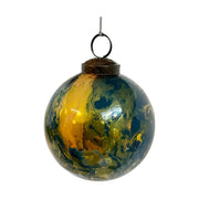 Kék és arany színárnyalatú, márványmintás kézműves üveg karácsonyfadísz.