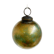 Zöld és arany színárnyalatú, márványmintás kézműves üveg karácsonyfadísz.