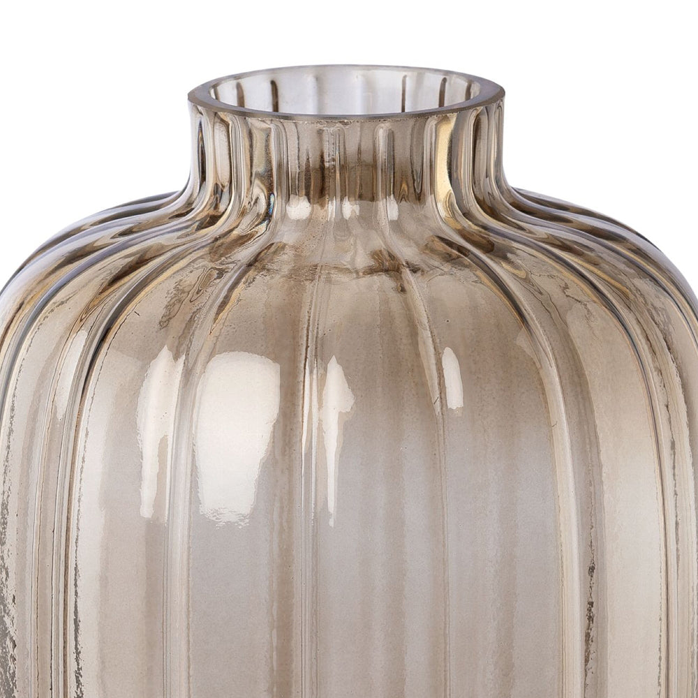 Barna színű, bordázott üvegből készült váza.