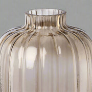 Barna bordázott üveg váza 30 cm magas, modern eleganciával. Letisztult dizájn stílusos otthonokhoz, dekorációként vagy vázaként is használható.