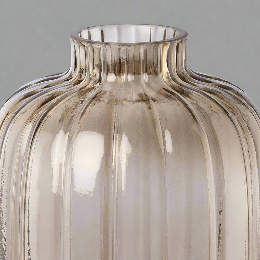 Barna bordázott üveg váza 30 cm magas, modern eleganciával. Letisztult dizájn stílusos otthonokhoz, dekorációként vagy vázaként is használható.