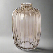 Barna bordázott üveg váza 30 cm magas, modern eleganciával. Letisztult dizájn stílusos otthonokhoz, dekorációként vagy vázaként is használható.