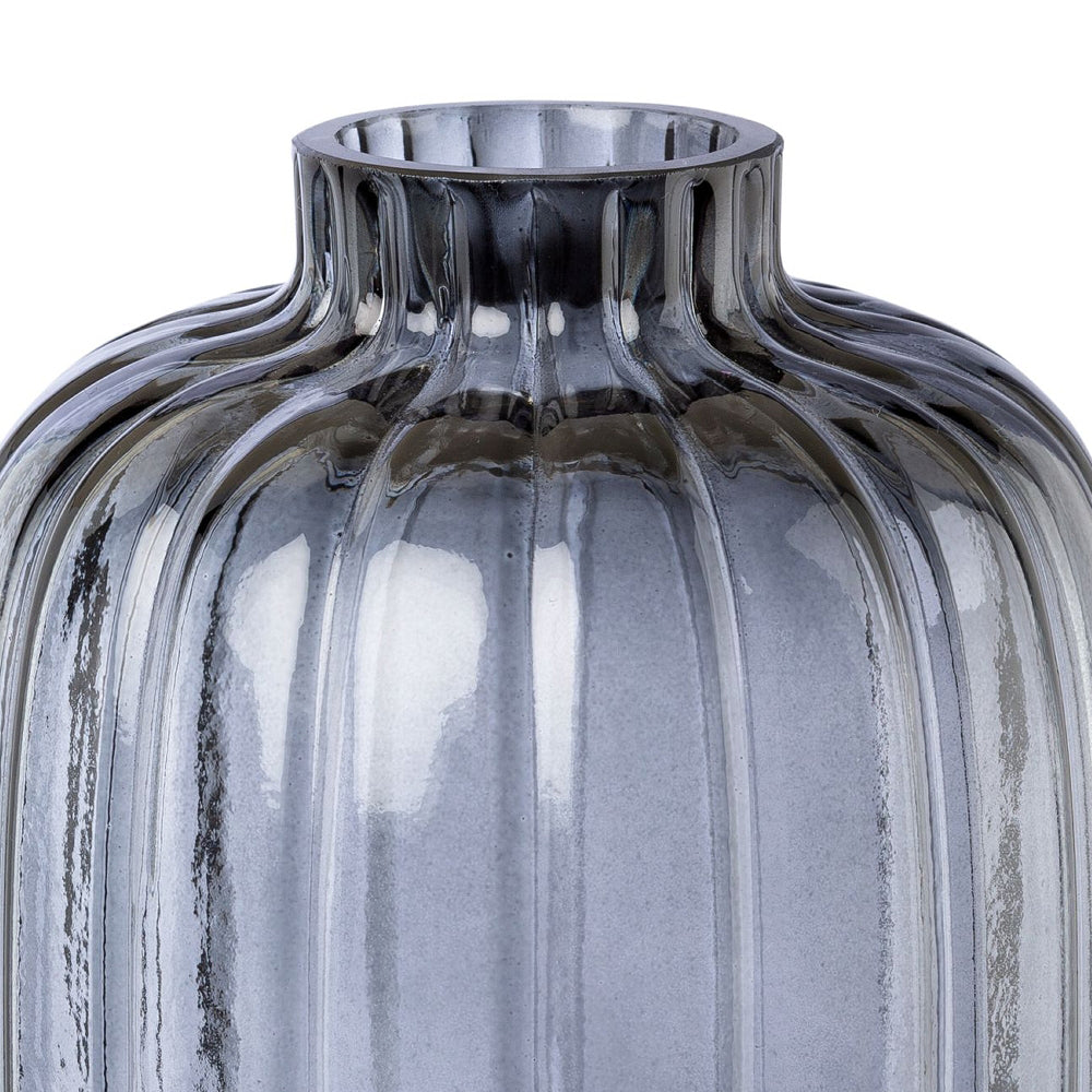 Kék színű, bordázott üvegből készült váza.