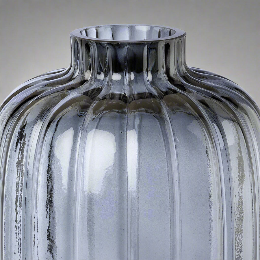 Kék bordázott üveg váza 30 cm magas, modern eleganciával. Letisztult dizájn stílusos otthonokhoz, dekorációként vagy vázaként is használható.