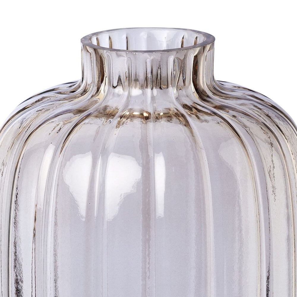 Szürke színű, bordázott üvegből készült váza.