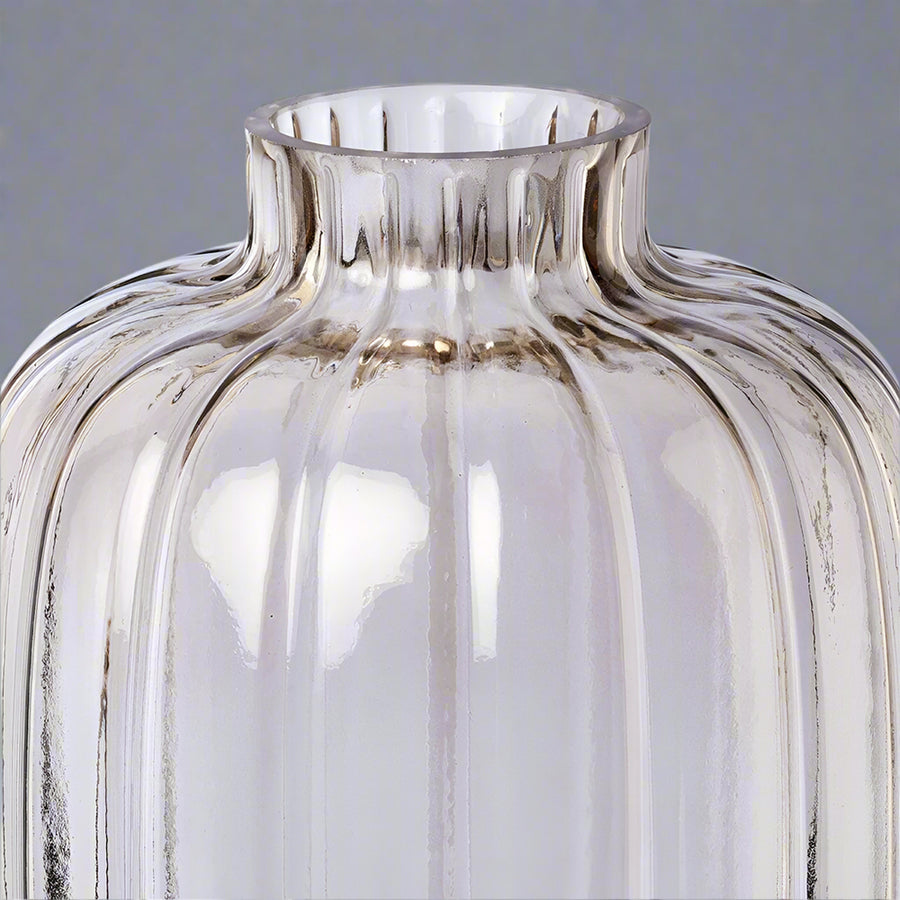 Szürke bordázott üveg váza 30 cm magas, modern eleganciával. Letisztult dizájn stílusos otthonokhoz, dekorációként vagy vázaként is használható.