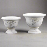 A Valo kollekció két vintage cement kaspója, plasztikus díszítéssel és elegáns, antikolt megjelenéssel.