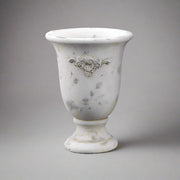 VALO vintage cement kaspó világosszürke háttér előtt, 22 cm magas, krémszínű és rusztikus felületű