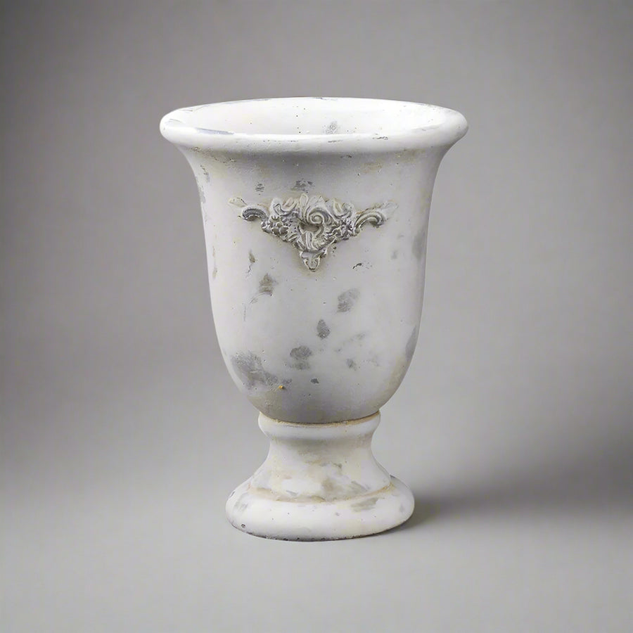 VALO vintage cement kaspó világosszürke háttér előtt, 22 cm magas, krémszínű és rusztikus felületű