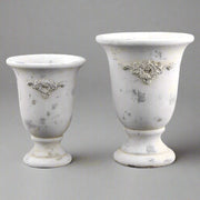 Két VALO cement kaspó – 22 és 27 cm magas változat, antik krém felülettel és növényi motívumos díszítéssel