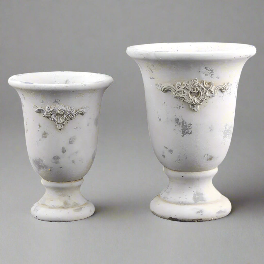 Két VALO cement kaspó – 22 és 27 cm magas változat, antik krém felülettel és növényi motívumos díszítéssel