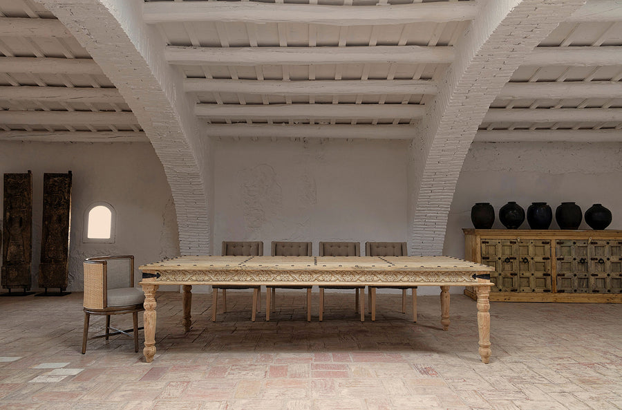 A szék elhelyezve egy rusztikus enteriőrben – étkezőasztal mellett.