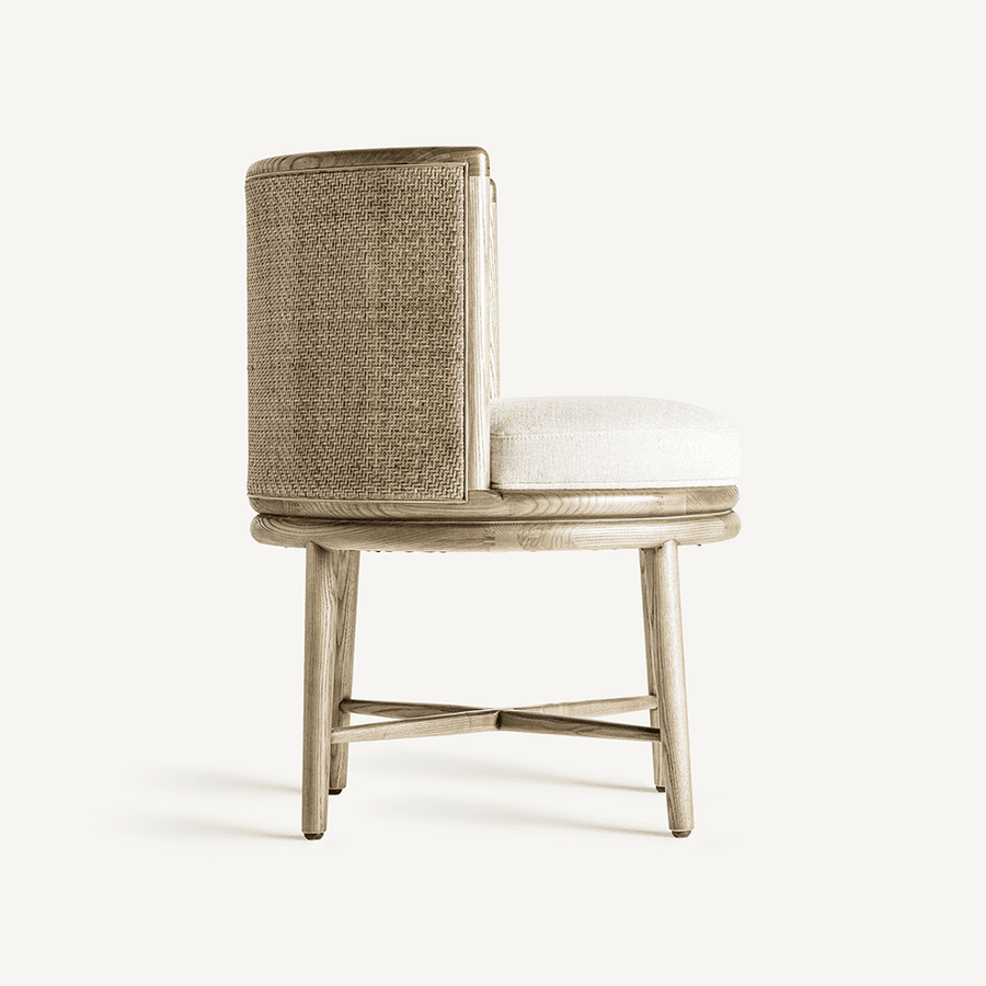 Oldalnézeti fotó a Varaire székről, kiemelve a textilborítást és a fa íveket.