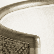 Ívelt fa háttámla és a fonott rattan szerkezet finom részlete.