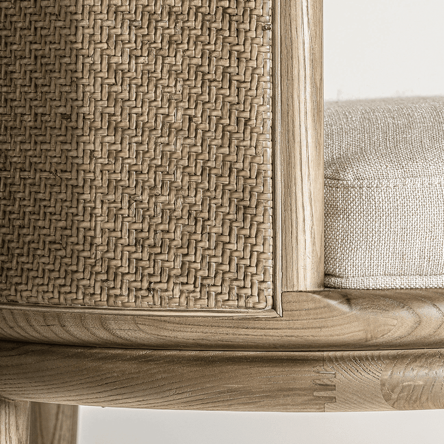 Rattan háttámla fonott mintázata közelről.