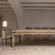 Térfotó a Varaire székkel rusztikus, boltíves enteriőrben, étkezőasztalnál.