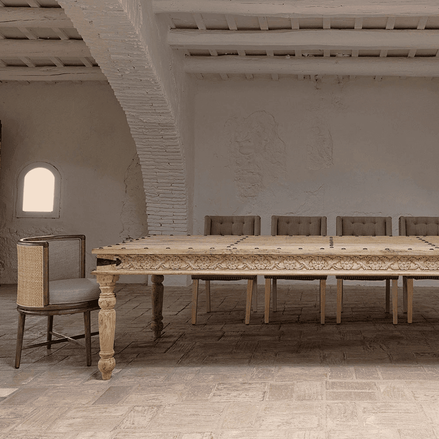 Térfotó a Varaire székkel rusztikus, boltíves enteriőrben, étkezőasztalnál.