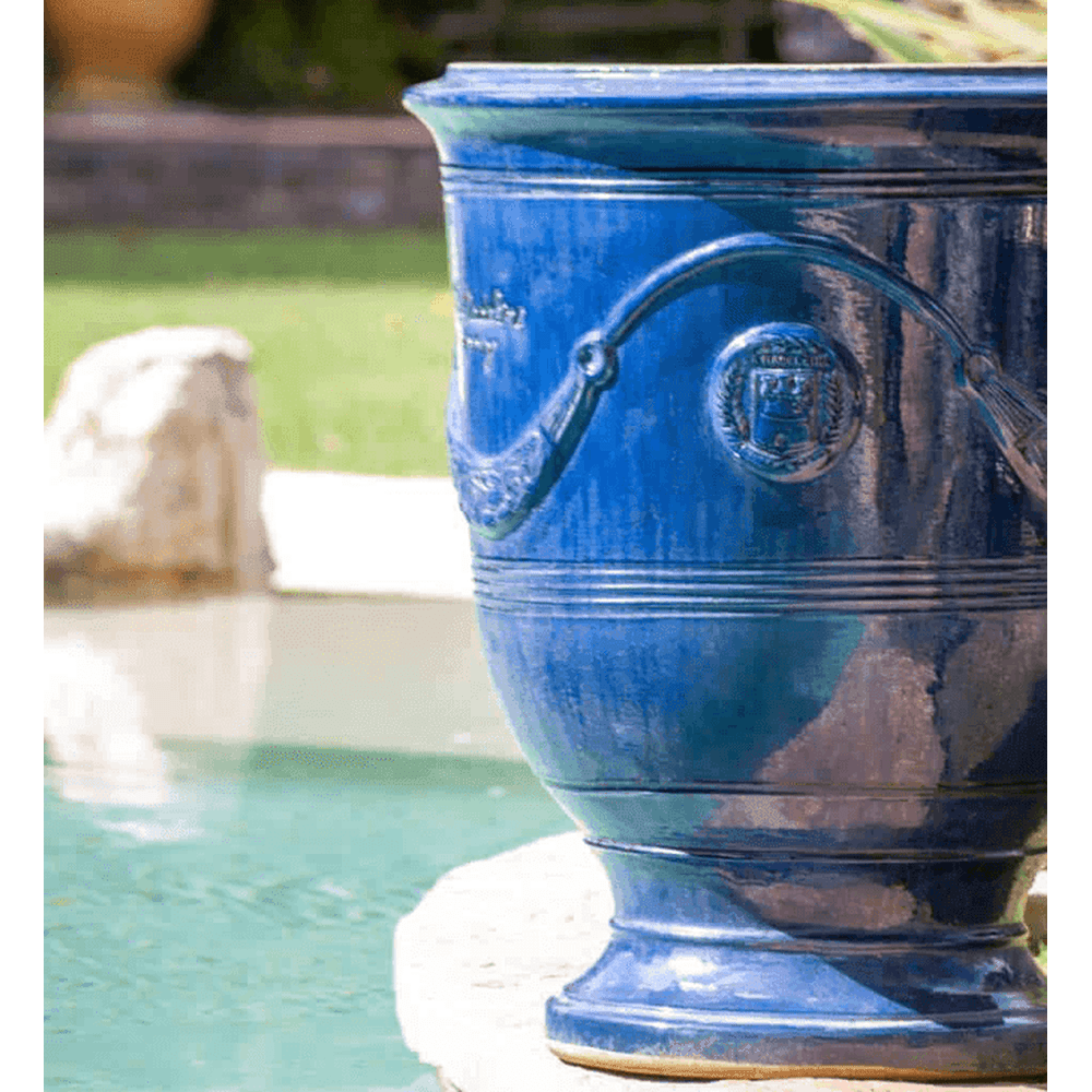 VASE D' ANDUZE ÉMAILLÉ TRADICION kék anduze kerámiakaspó Ø 46 x 55 cm kültéri elhelyezésben, mediterrán stílusú kertben. Francia kézműves kaspó fényes mázzal és hiteles pecséttel.