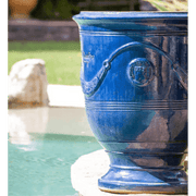 VASE D' ANDUZE ÉMAILLÉ TRADICION kék anduze kerámiakaspó Ø 46 x 55 cm kültéri elhelyezésben, mediterrán stílusú kertben. Francia kézműves kaspó fényes mázzal és hiteles pecséttel.