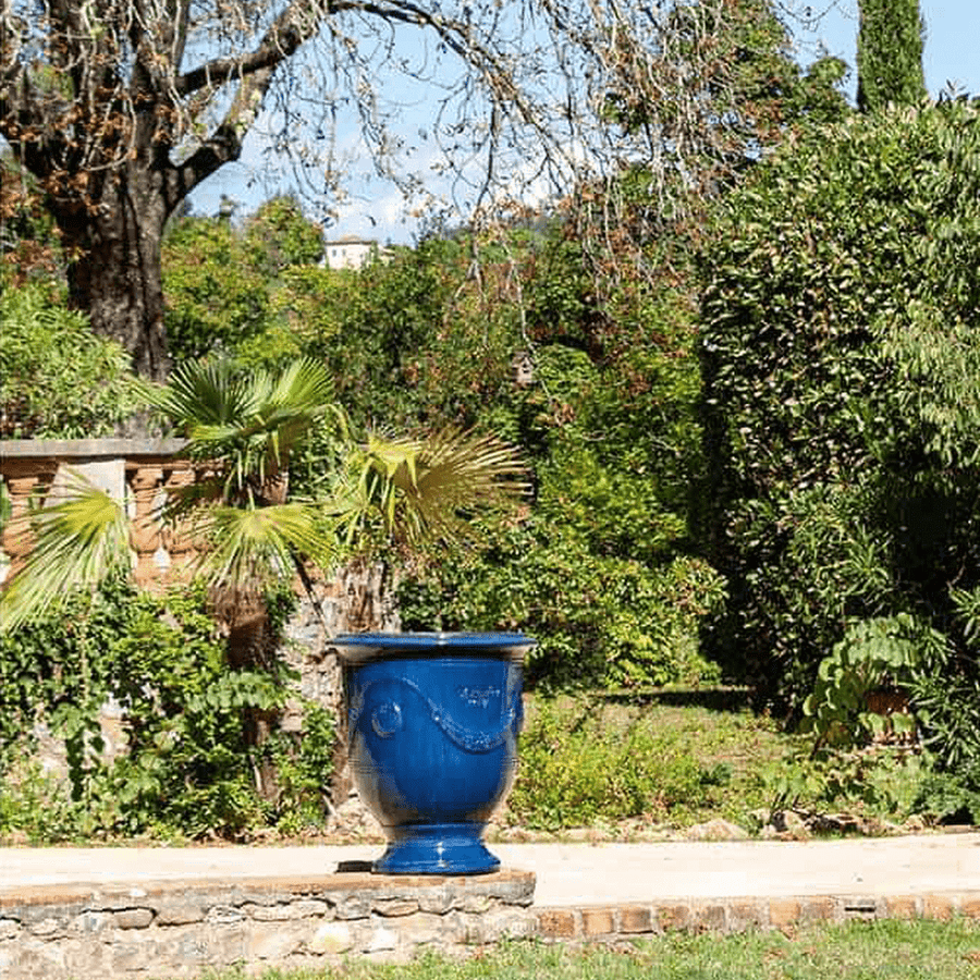 Kék anduze kaspó mediterrán kertben.