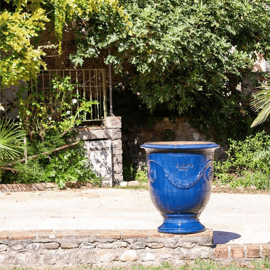 Kék anduze kaspó mediterrán kertben.