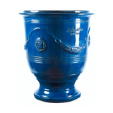 Nagy méretű, kék mázas anduze kerámiakaspó a Vase d' Anduze Emaillés Tradition kollekcióból, Medici stílusú füzérdíszítéssel.