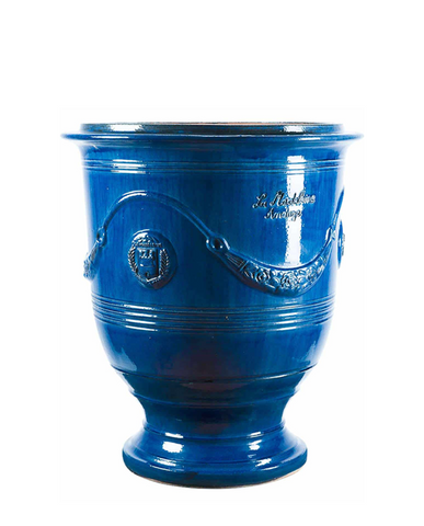 Nagy méretű, kék mázas anduze kerámiakaspó a Vase d' Anduze Emaillés Tradition kollekcióból, Medici stílusú füzérdíszítéssel.
