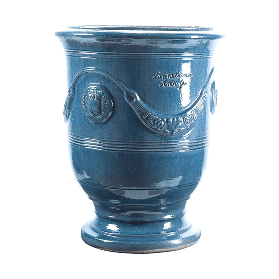 Nagy méretű, levendulakék mázas anduze kerámiakaspó a Vase d' Anduze Emaillés Tradition kollekcióból, Medici stílusú füzérdíszítéssel.