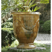 Okker mázas anduze kaspó zöld kertben. 