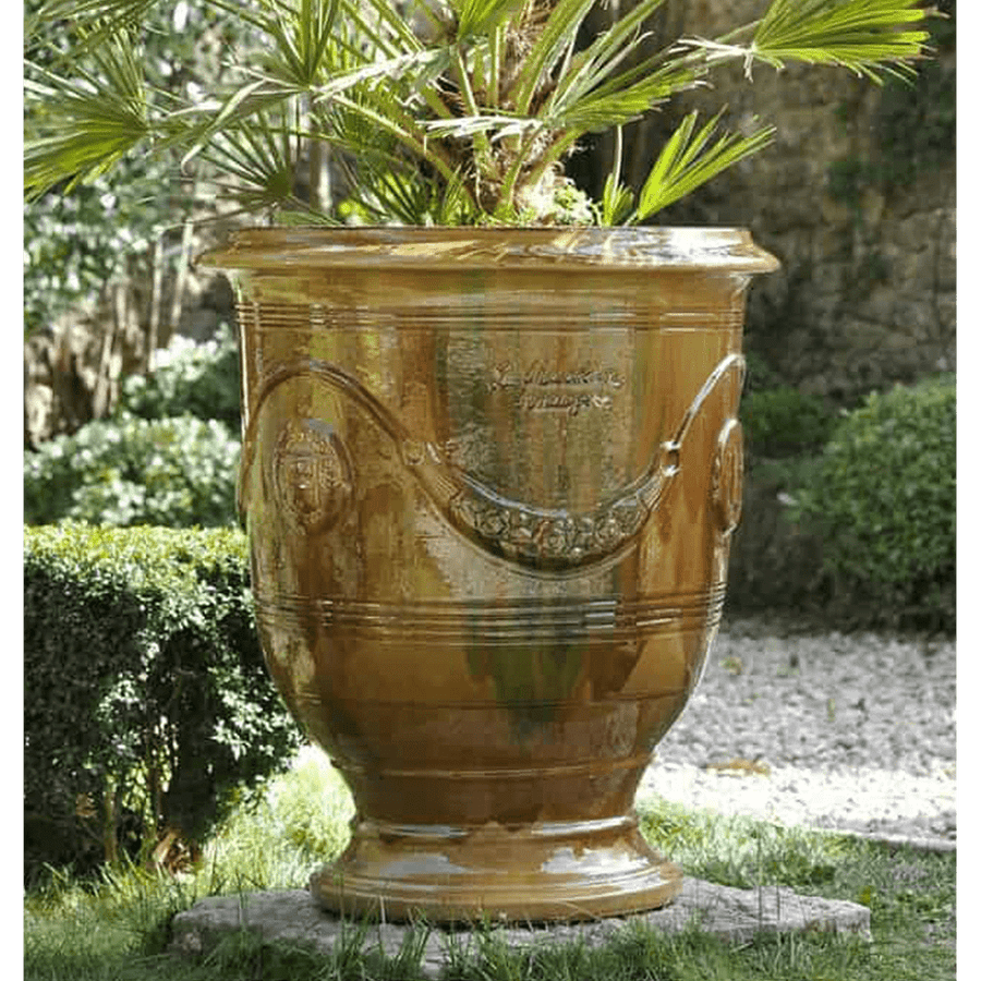 Okker mázas anduze kaspó zöld kertben. 