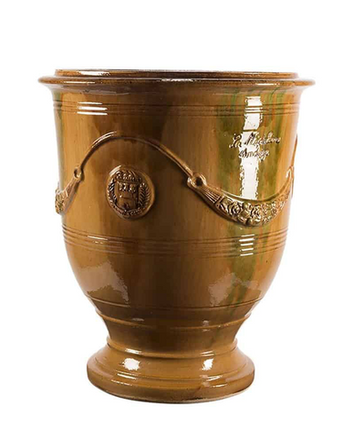 Okker mázas anduze kerámiakaspó a Vase d' Anduze Emaillés Tradition kollekcióból, Medici stílusú díszítéssel és fényes felülettel.