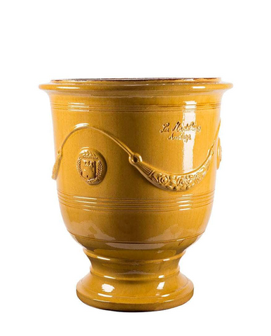 Nagy méretű, sárga mázas anduze kerámiakaspó a Vase d' Anduze Emaillés Tradition kollekcióból, Medici stílusú füzérdíszítéssel.